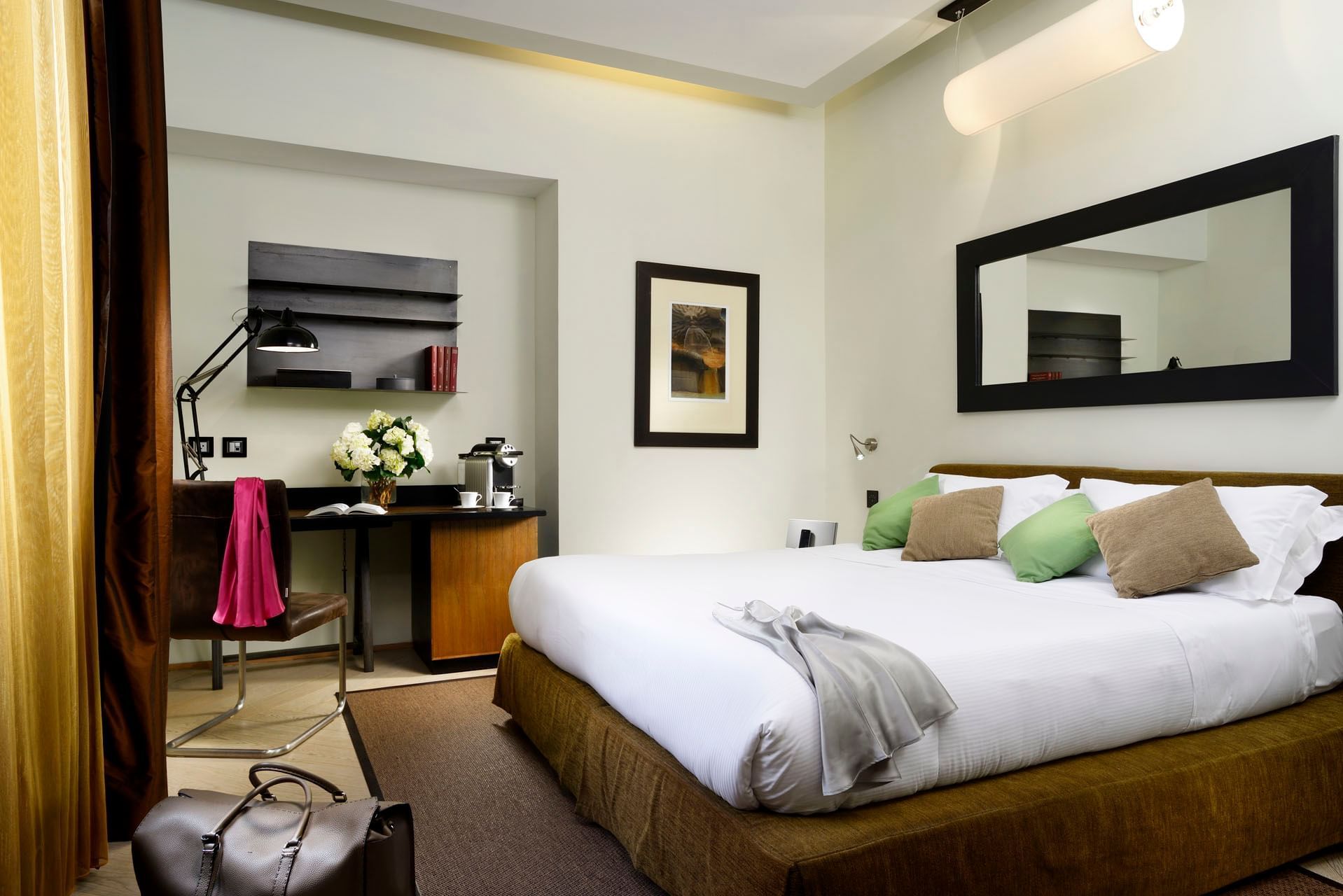 Double Superior Room with cozy bed, mirror and working area at Babuino 181