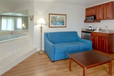 Music Road Resort Inn - Honeymoon Suite Living Area