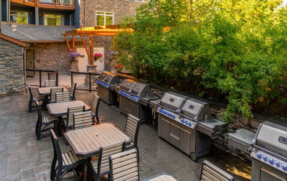 Dining tables & grills lined up outdoors at Blackstone Mountain Lodge