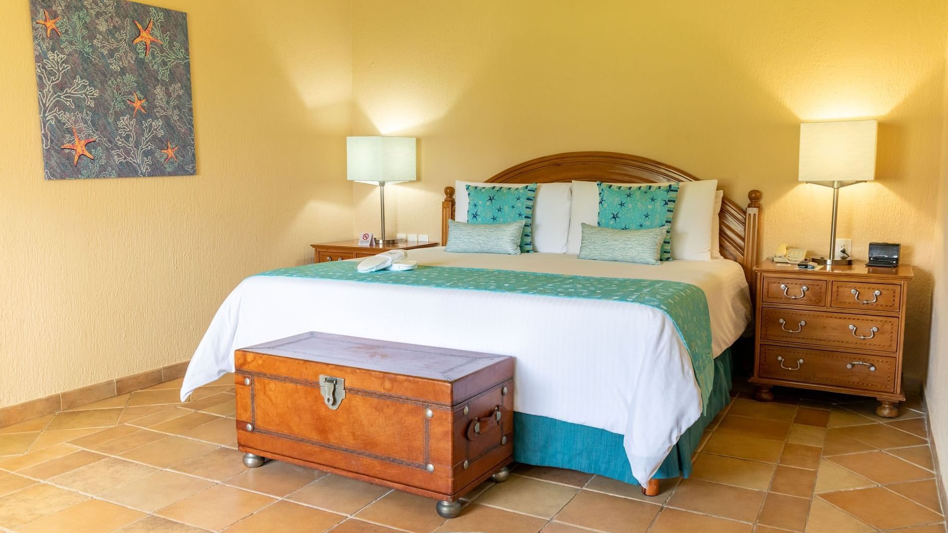 King-size bed of Bungalow King Ocean View at Mundo Imperial