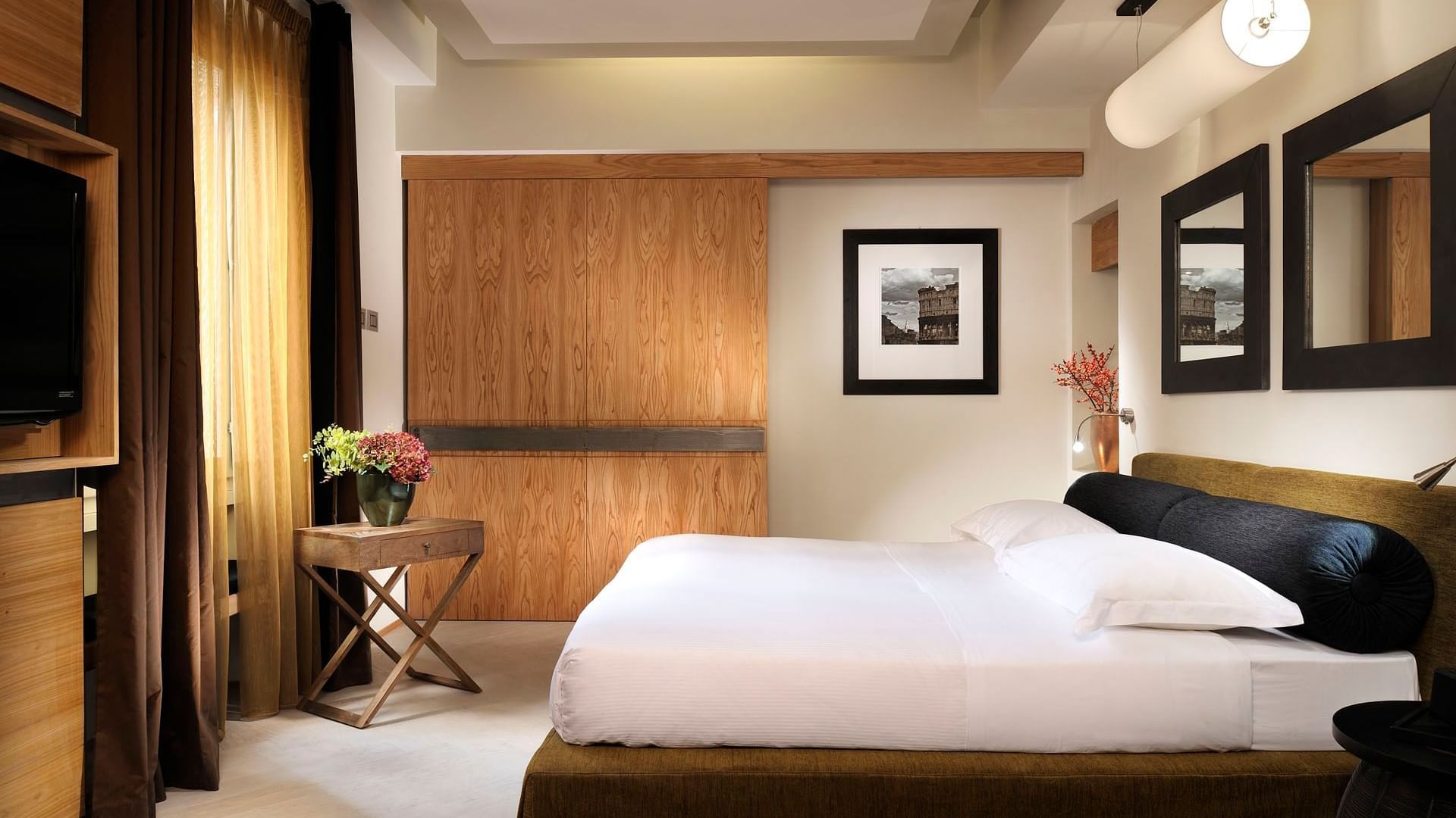 Double Superior with a comfortable bed and mirrors at Babuino 181