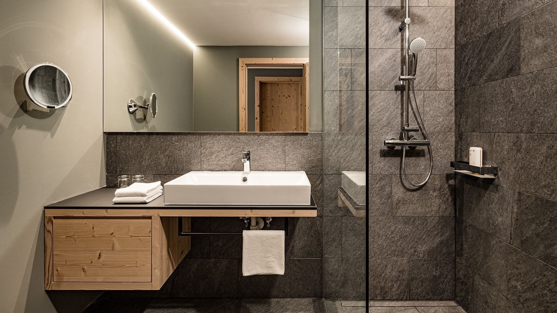 Bathroom, Junior Suite Deluxe with Loggia, Falkensteiner Hotels