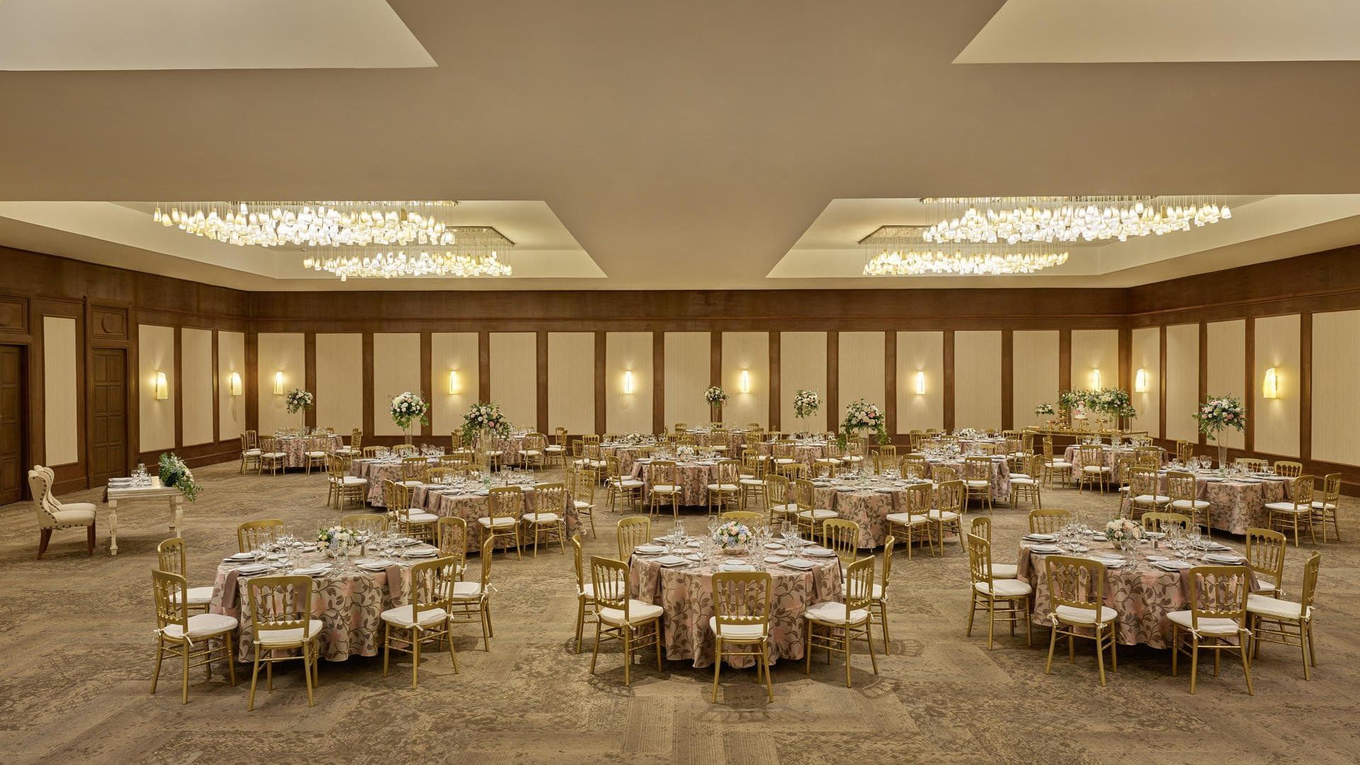 Banquet tables arranged for an event at Fiesta Americana Mérida