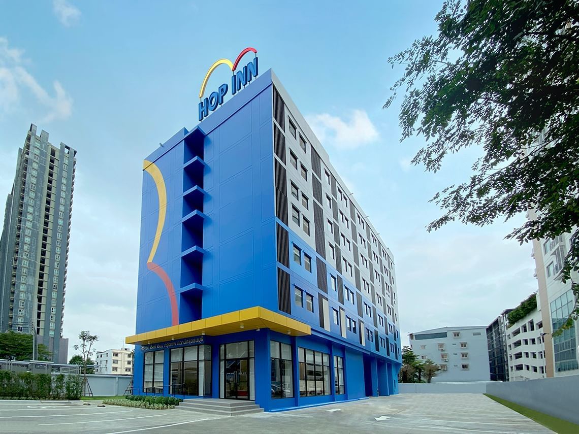 Bygningen ved HOP INN Bangkok Krung Thonburi Station i Bangkok