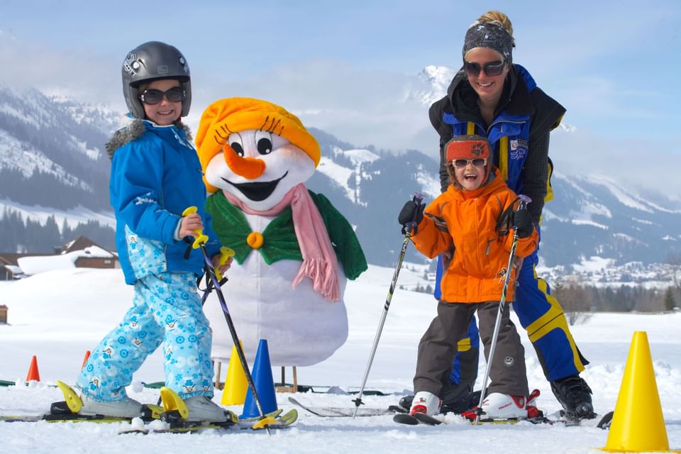 Kids posing with their mother ready for ski at Liebes Rot