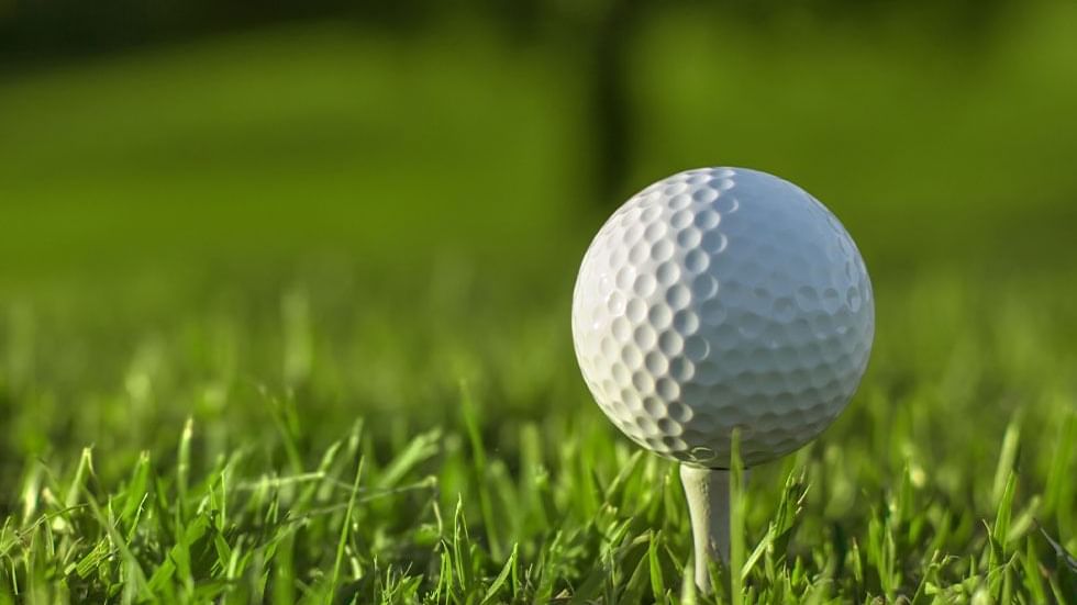 Close-up of golf ball on a tee at Falkensteiner Hotel Schladming