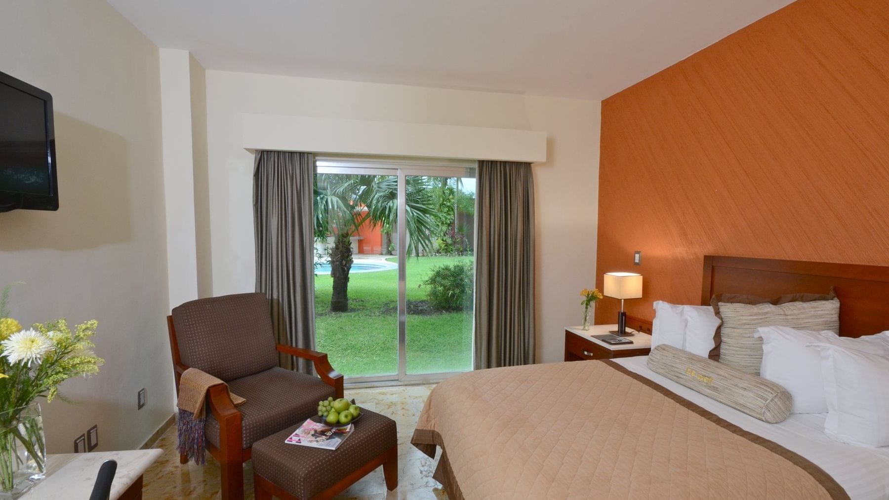 Double Bed with open windows at Gamma Colima Garden