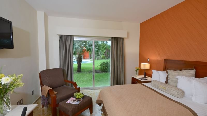 Double Bed with open windows at Gamma Colima Garden