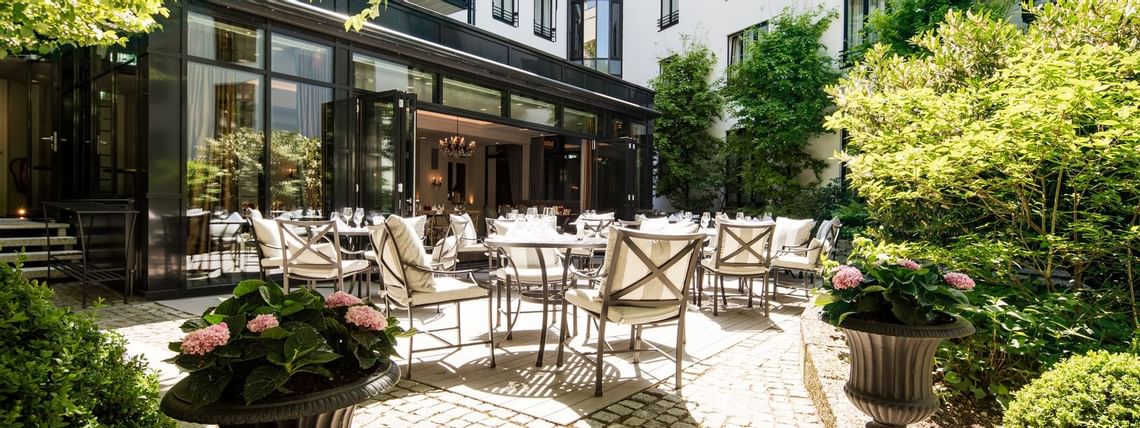 An outdoor Dining & lounge area at Hotel Palace Munich