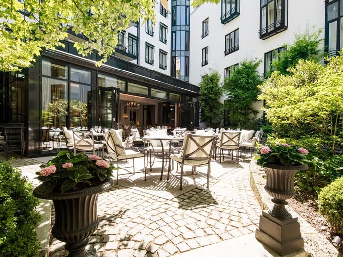 An outdoor Dining & lounge area at Hotel Palace Munich