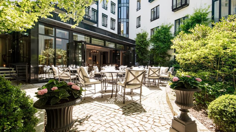 An outdoor Dining & lounge area at Hotel Palace Munich