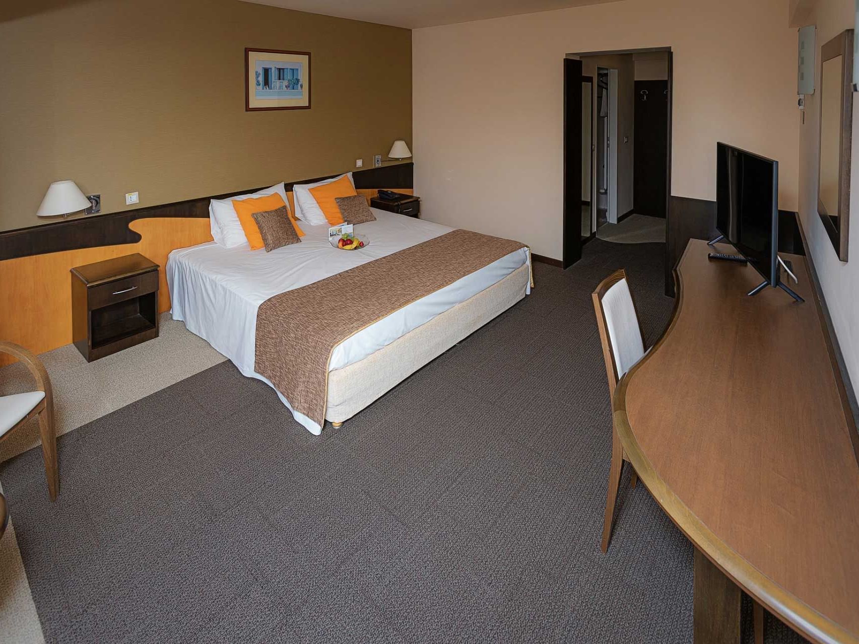 Cozy Queen Room with queen bed, tv & table at Ana Hotels Europa