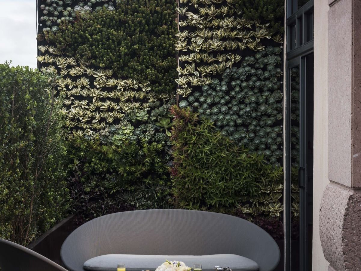 Terraza con mesa y sofá en la Sky Suite del Marquis Reforma en Ciudad de México