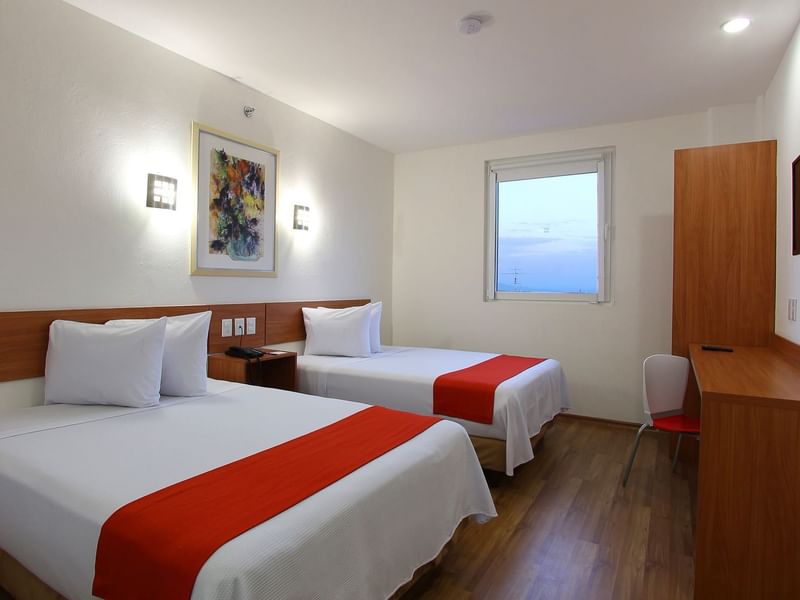 Habitación accesible con ventanas abiertas en One Hotels