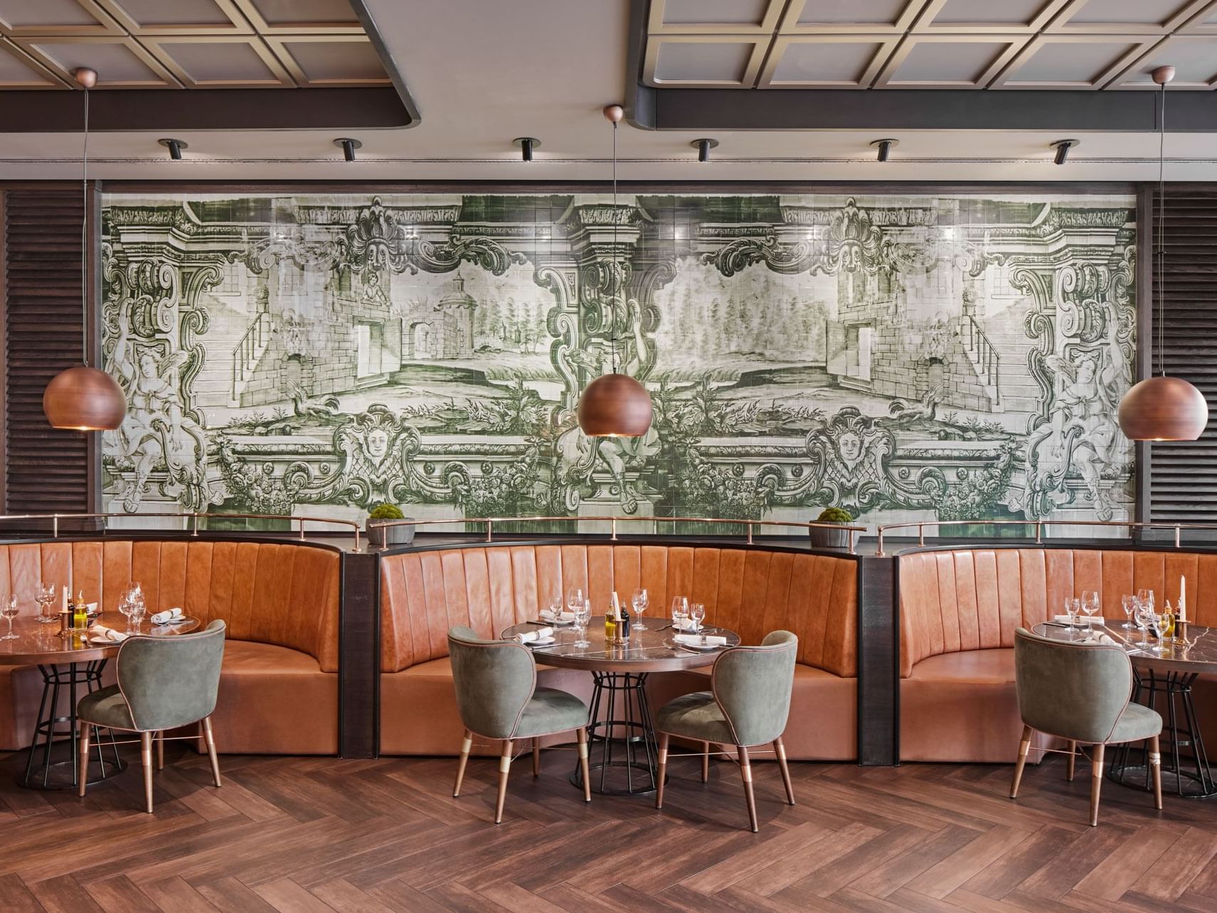 Elegantes Restaurant mit Sitzbänken, runden Tischen, Holzboden und Wandgemälde – Titanic Chaussee Berlin.