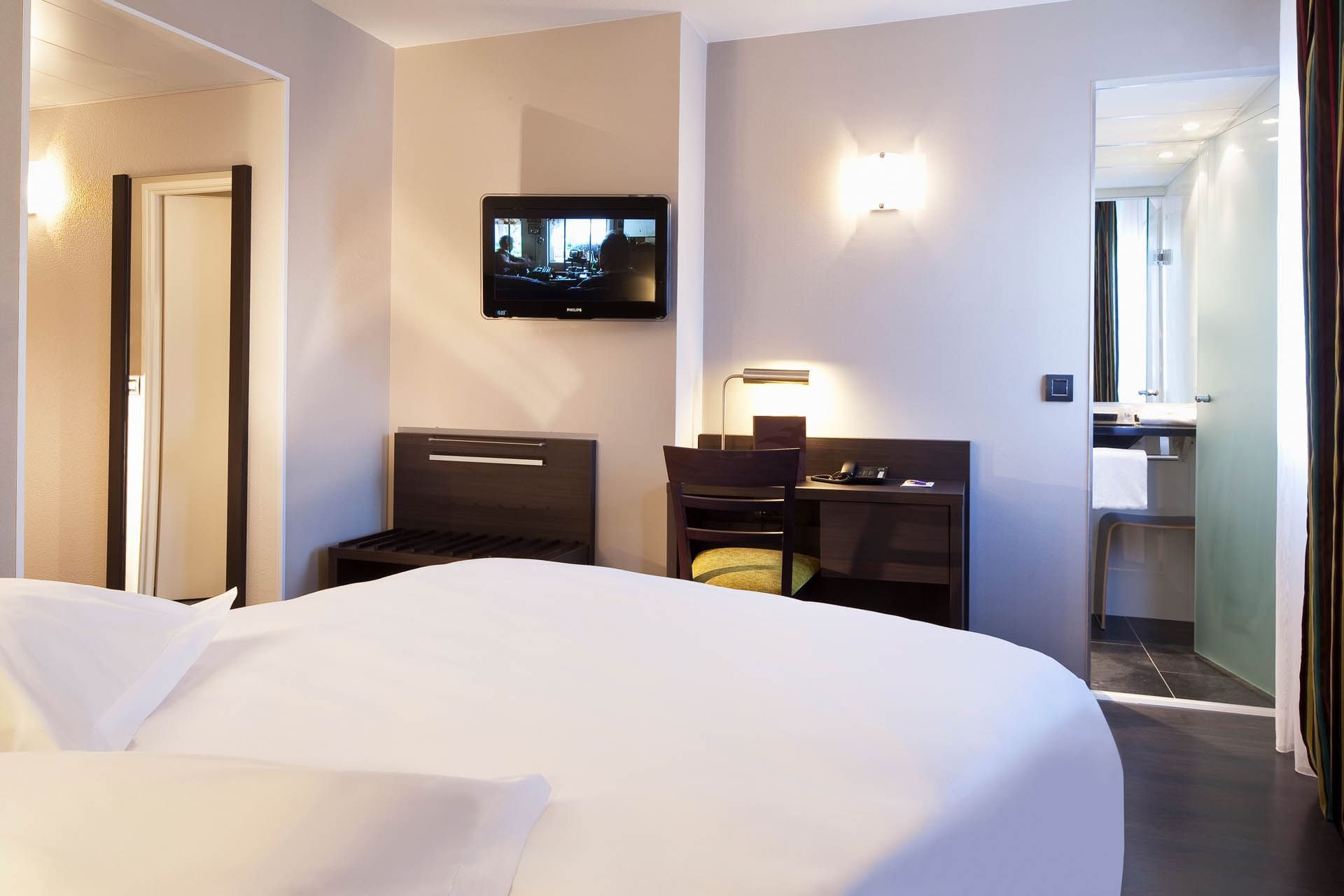 Lit et bureau dans une chambre confort à l'Escale Oceania Vannes