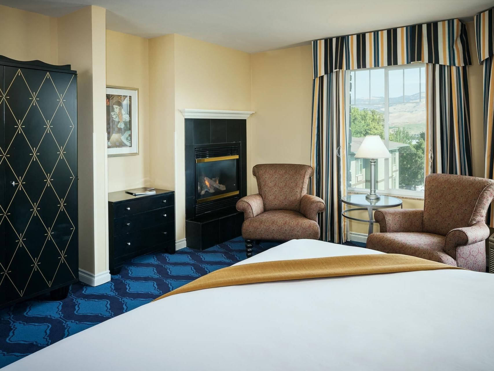 Sitting area with city view in ​the Fireplace King Non-View room of Plaza Inn & Suites at Ashland Creek​