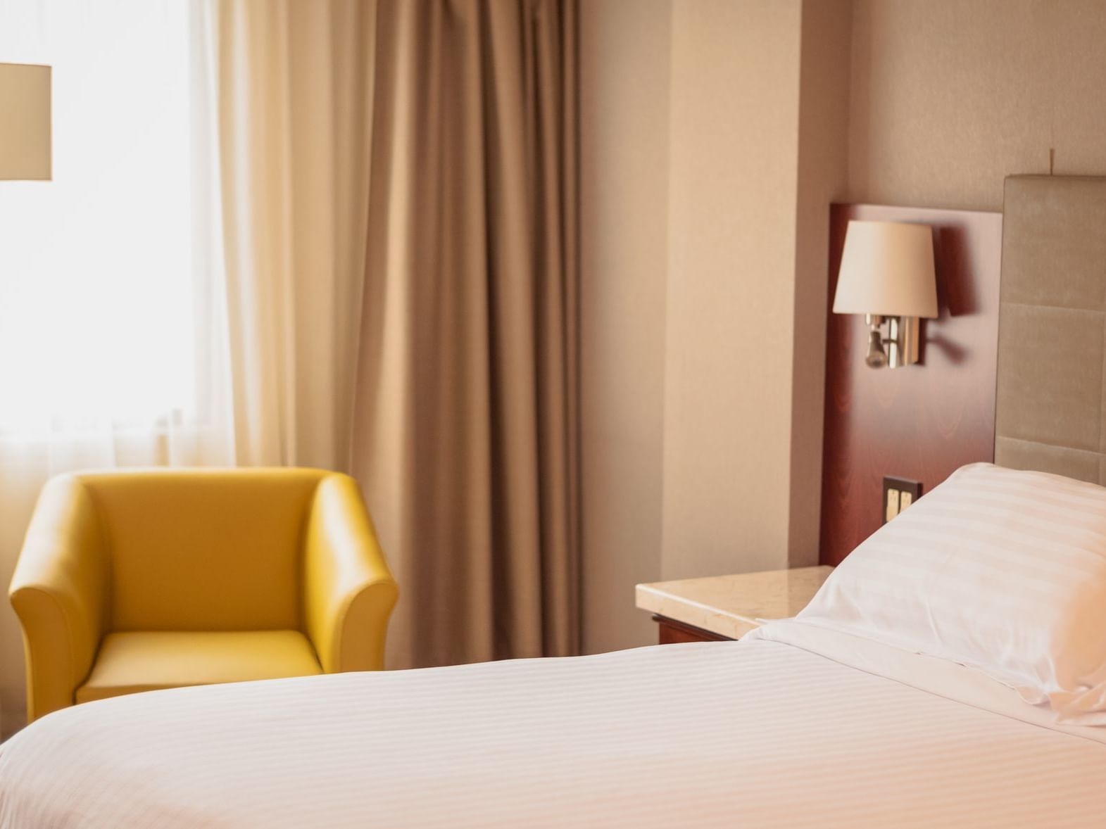 Cama king en non smoking habitacion con cocina en Bogota Plaza Hotel
