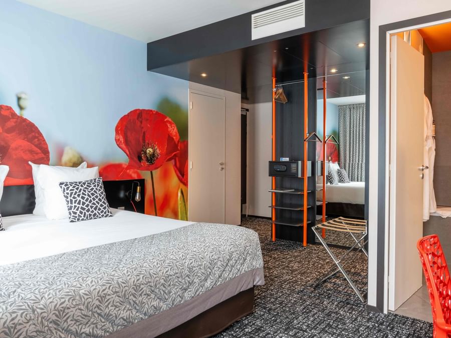 Chambre privilège moderne avec lit et décor floral au Hôtel de la Paix à Brest.