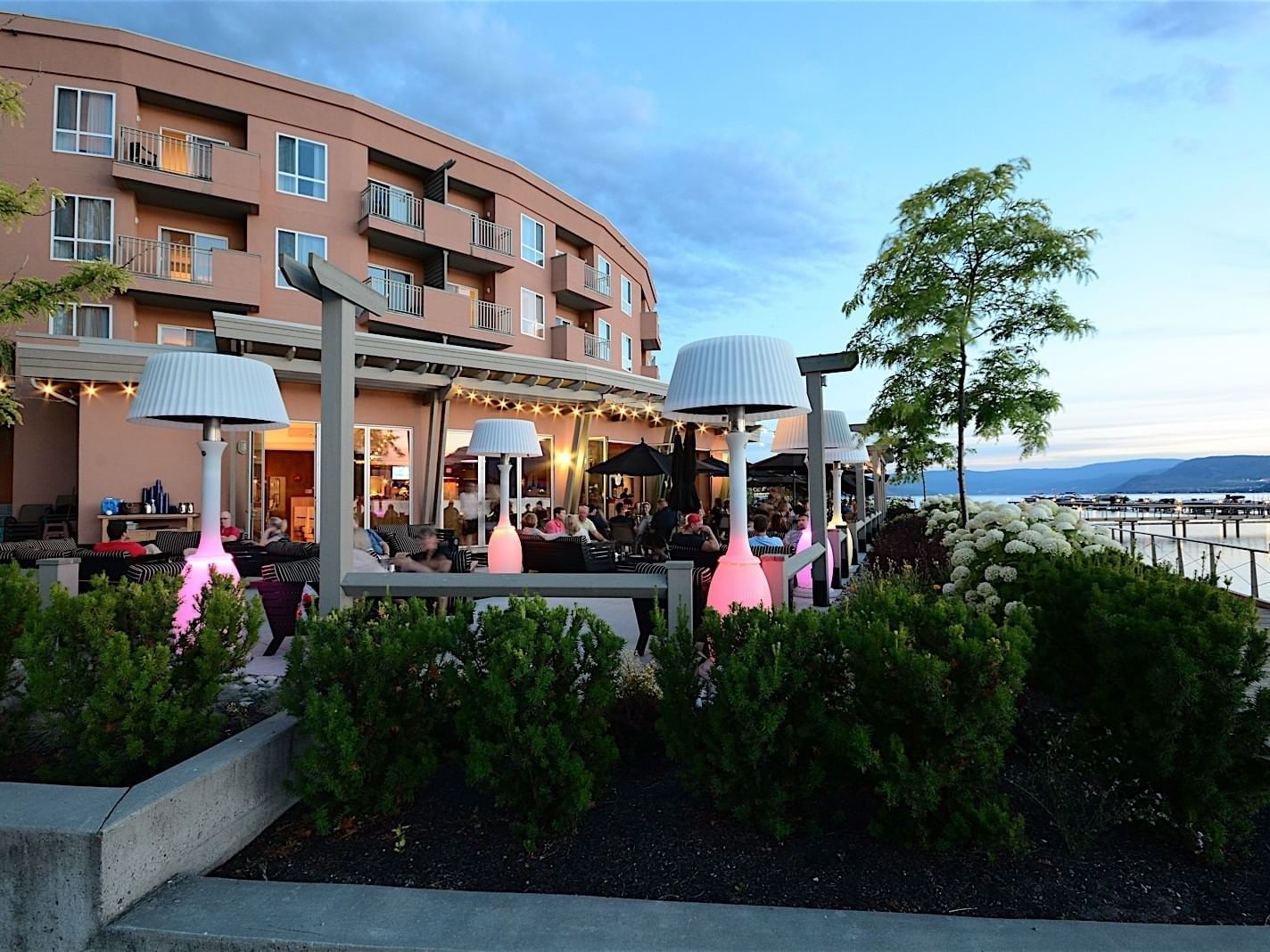 Exterior view of SmackDAB Restaurant at Manteo Resort