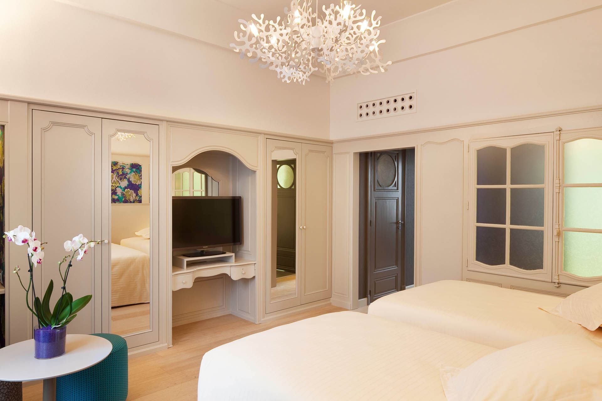 Lit confortable dans la Chambre Exécutive à l'Oceania L'Univers Tours