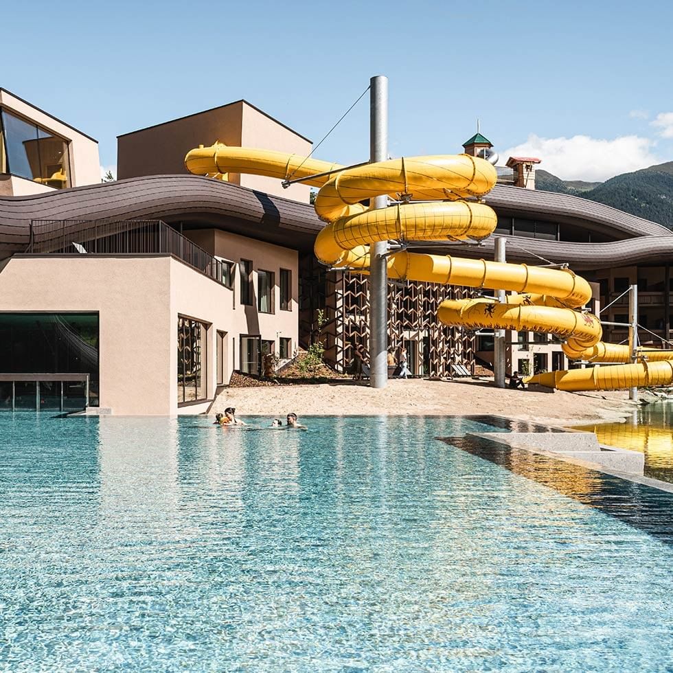 Kinder genießen eine Wasserrutsche im Poolbereich während Ferragosto im Lido.