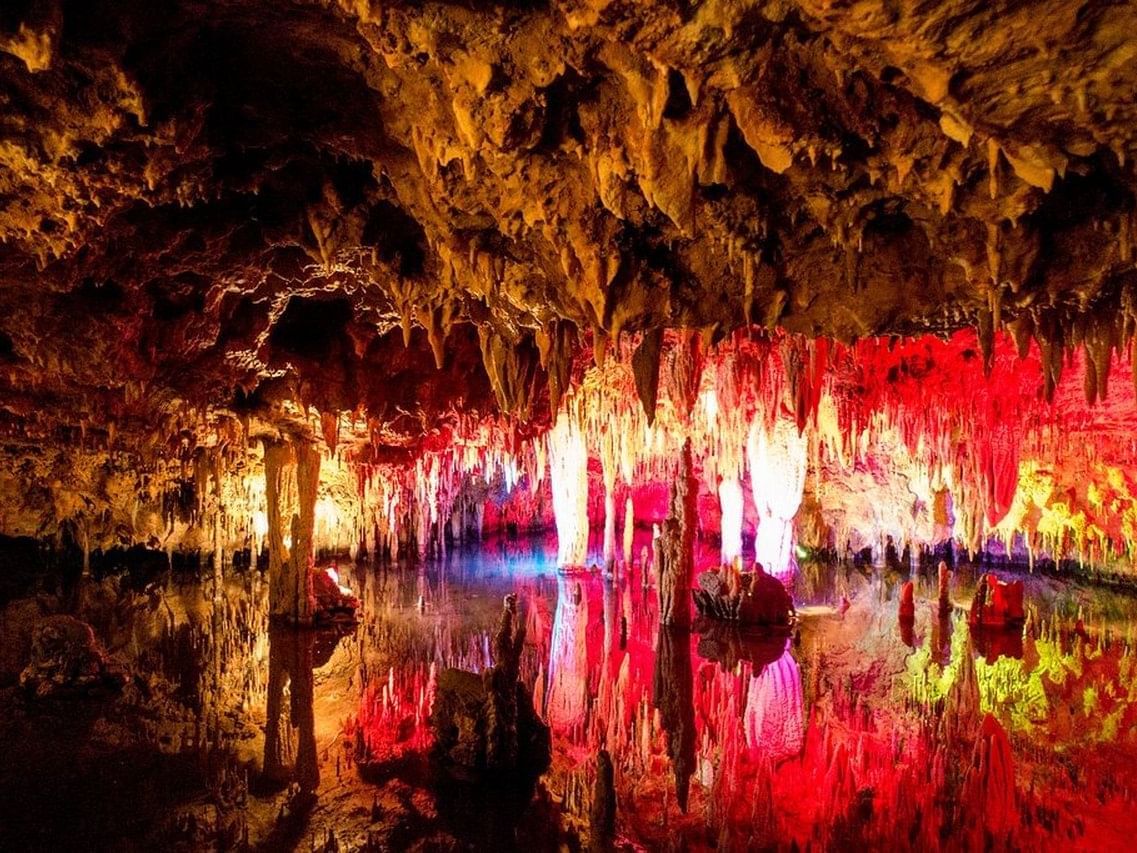 Rocks of caverns in Meramec Caverns near The Wildwood Hotel