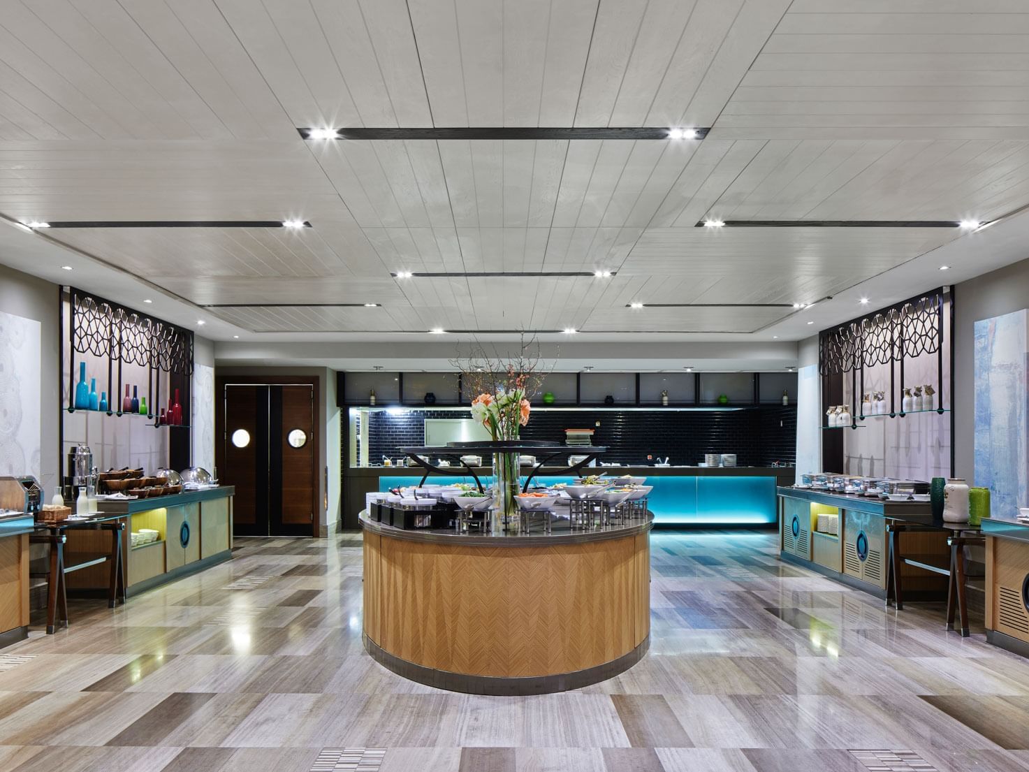 Elegantes Restaurant mit modernem Design, runden Theken, hellem Boden und dekorativen Elementen – Titanic Chaussee Berlin.