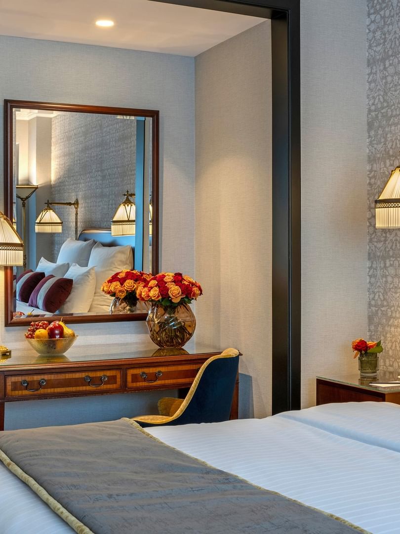 Luxe Deluxe Kamer met decoratieve elementen en comfortabele bedden bij Hotel Barsey by Warwick in Brussel.