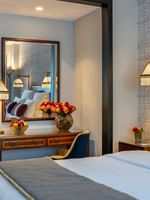 Luxe Deluxe Kamer met decoratieve elementen en comfortabele bedden bij Hotel Barsey by Warwick in Brussel.