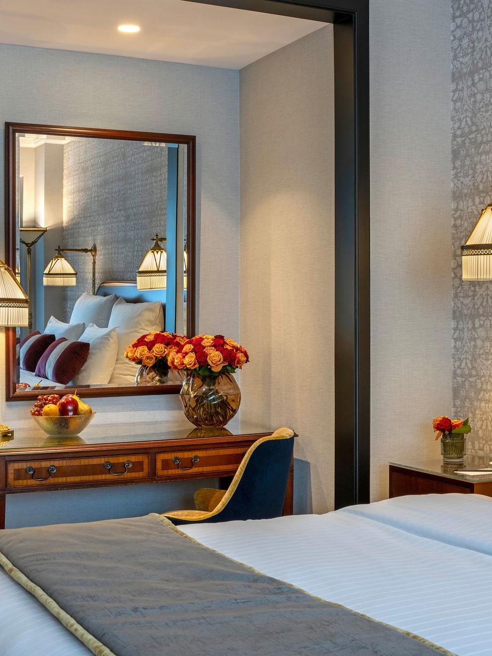 Luxe Deluxe Kamer met decoratieve elementen en comfortabele bedden bij Hotel Barsey by Warwick in Brussel.