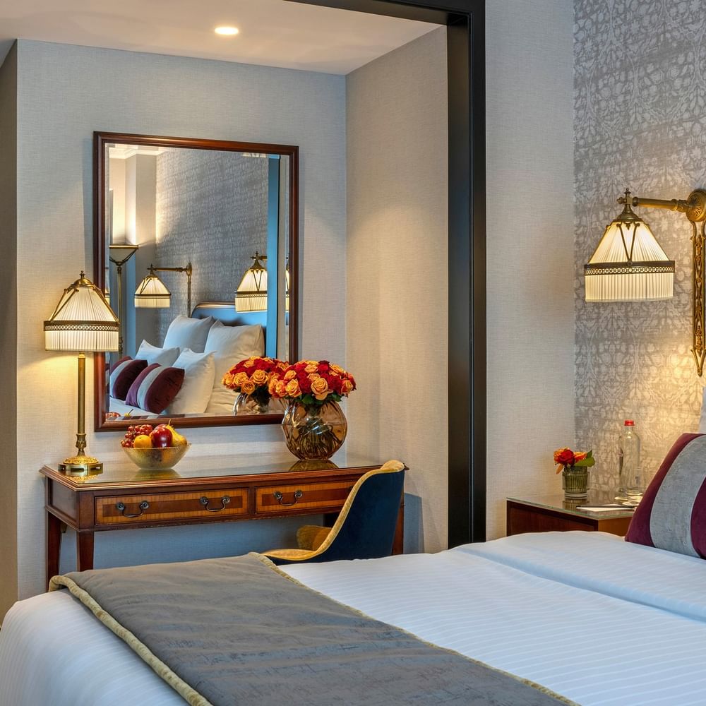 Luxe Deluxe Kamer met decoratieve elementen en comfortabele bedden bij Hotel Barsey by Warwick in Brussel.