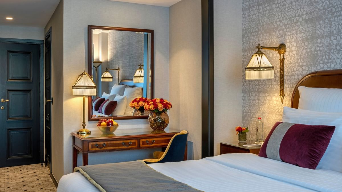 Luxe Deluxe Kamer met decoratieve elementen en comfortabele bedden bij Hotel Barsey by Warwick in Brussel.