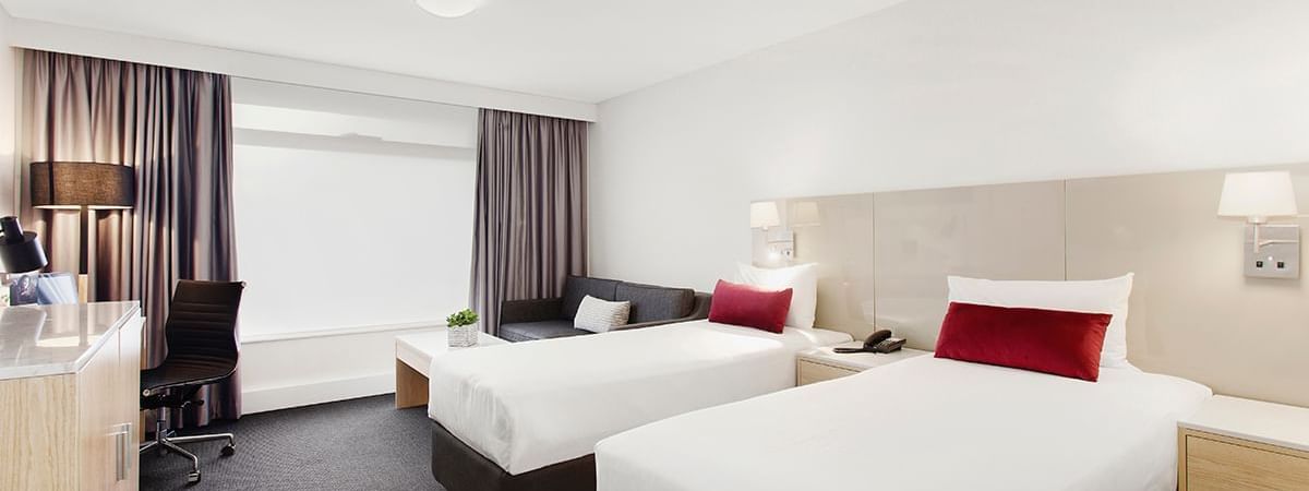 2 Queen beds and seating in Mercure Standard at Pullman Albert Park