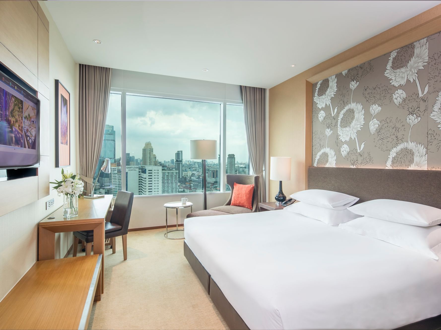 Living & dining room in 1 Bedroom suite at Eastin Hotels