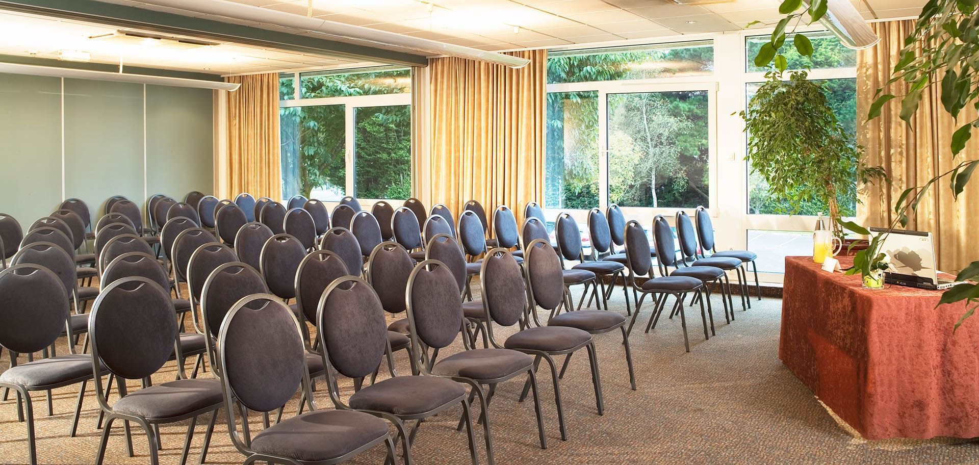 Configuration de style théâtre pour une réunion à Escale Oceania Brest Aeroport