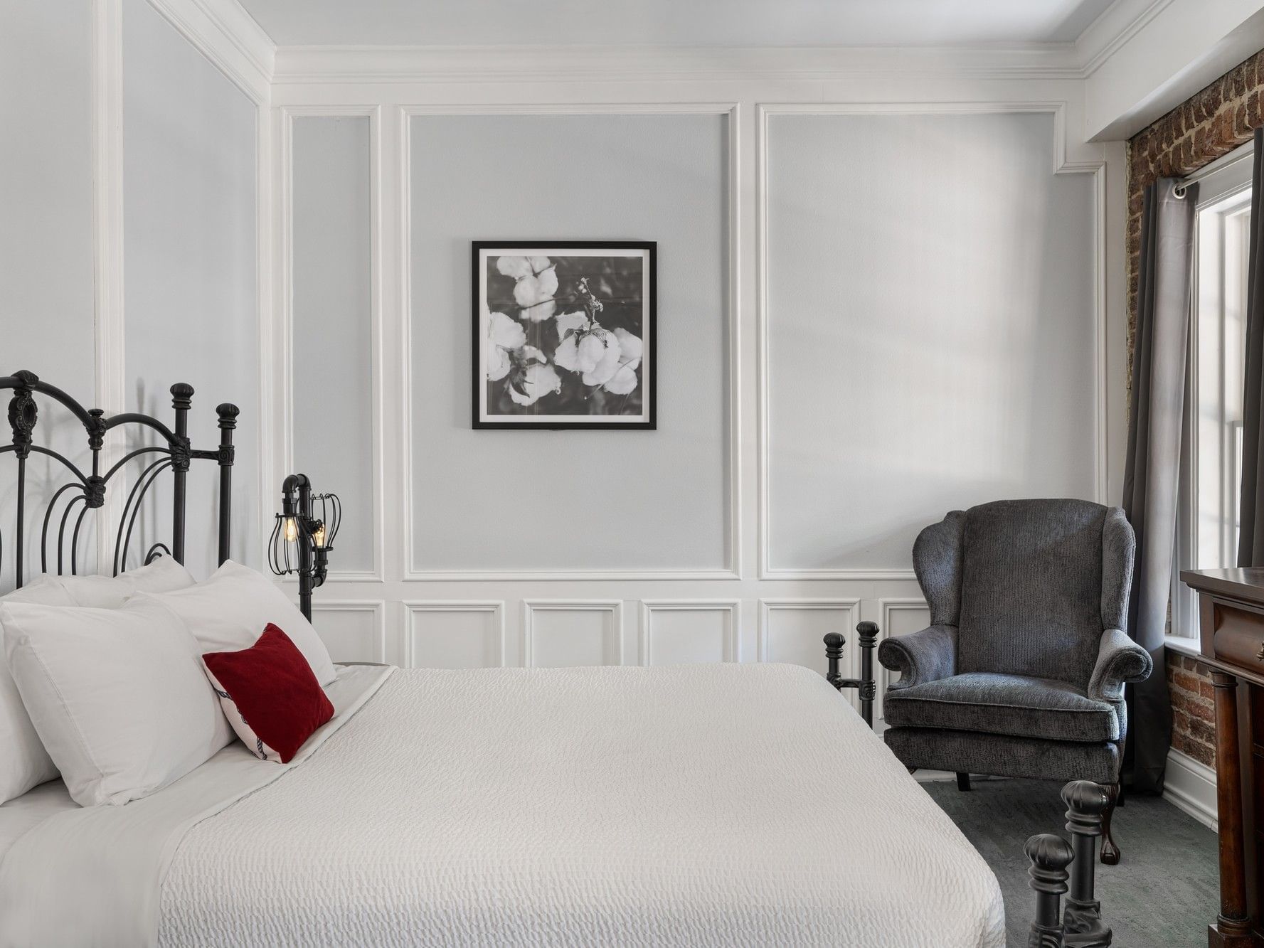 River Street Inn - ADA king Room