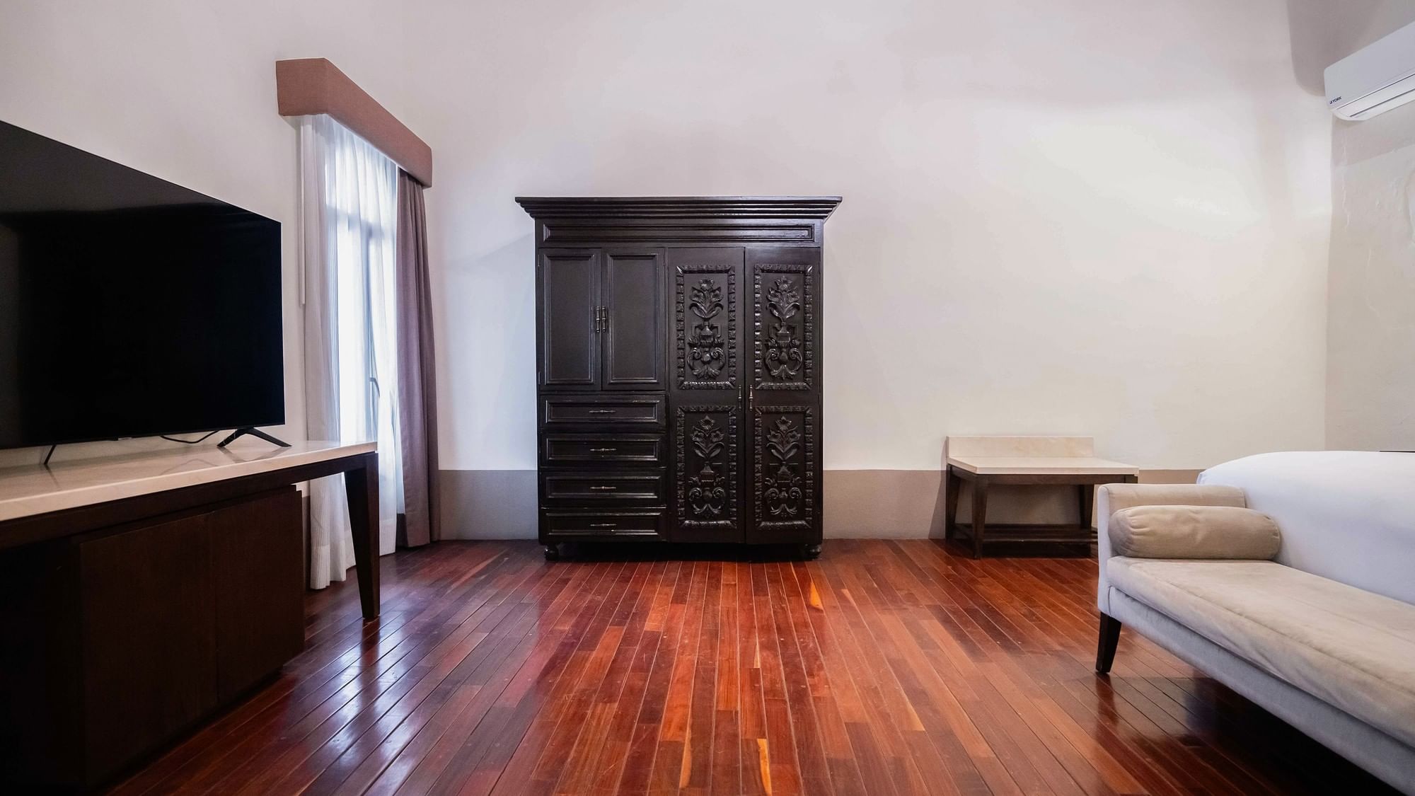 Habitación Superior King con pisos de madera y muebles elegantes en Quinta Real Puebla, Heroica Puebla de Zaragoza.