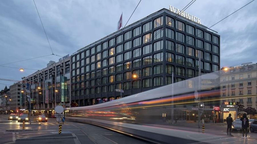 Façade de l'hôtel vue depuis la gare (vue panoramique)