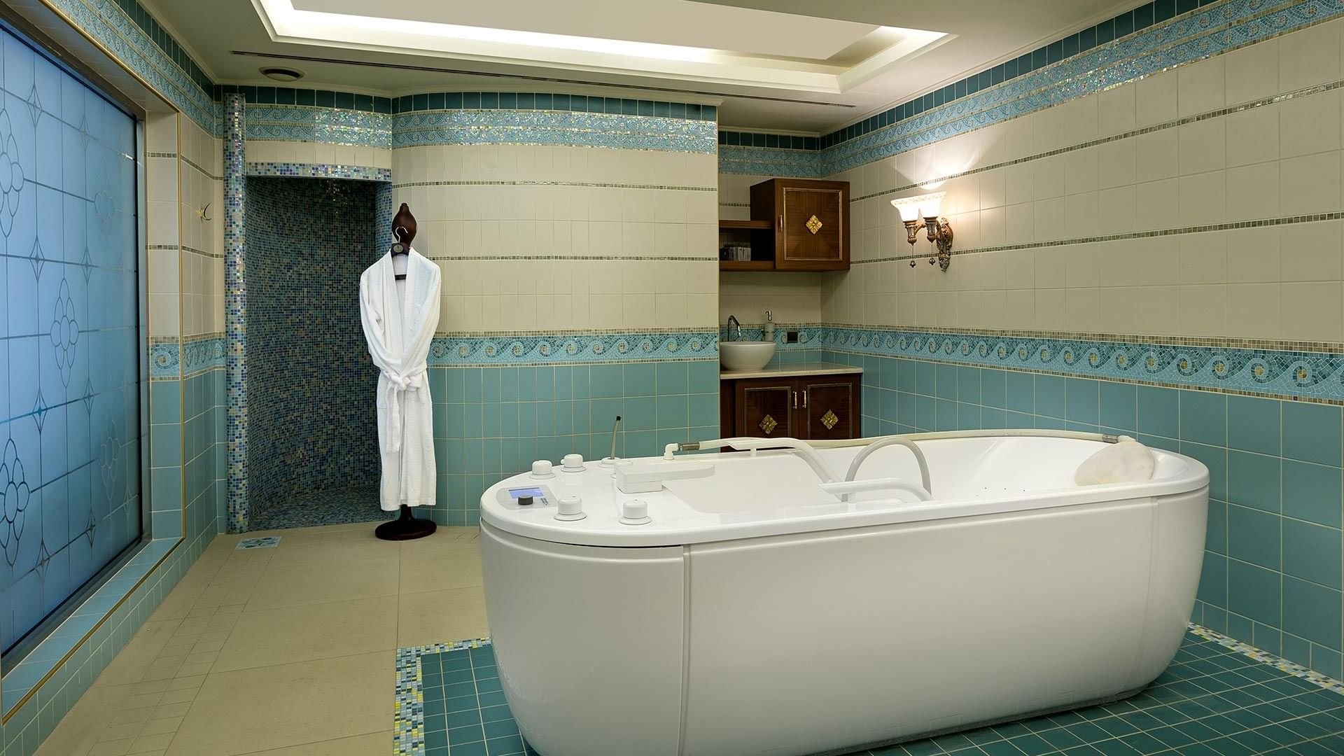 Терапевтическая ванна в приватной зоне Amon Spa отеля Titanic Mardan Palace.