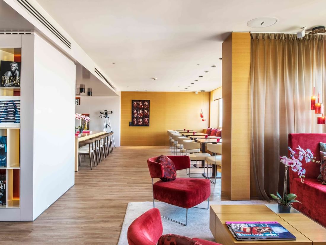 Picture of the Panorama Lounge. Library, tables, couches and view on Brussels.