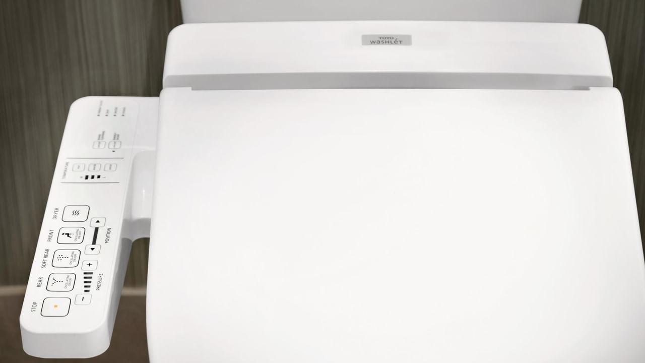 Coast Coal Harbour Vancouver Hotel - Guest Bathroom