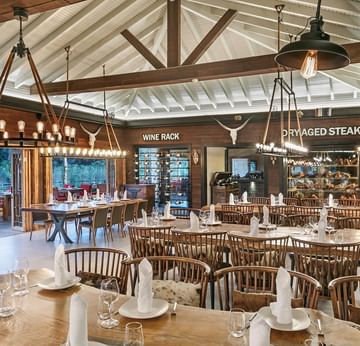 Beef Grill Club – Titanic Deluxe Golf Belek’te Şık Yemek Alanı ve Premium Bar Deneyimi