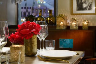 A plate on the table with glasses at Grand Hotel Minerva