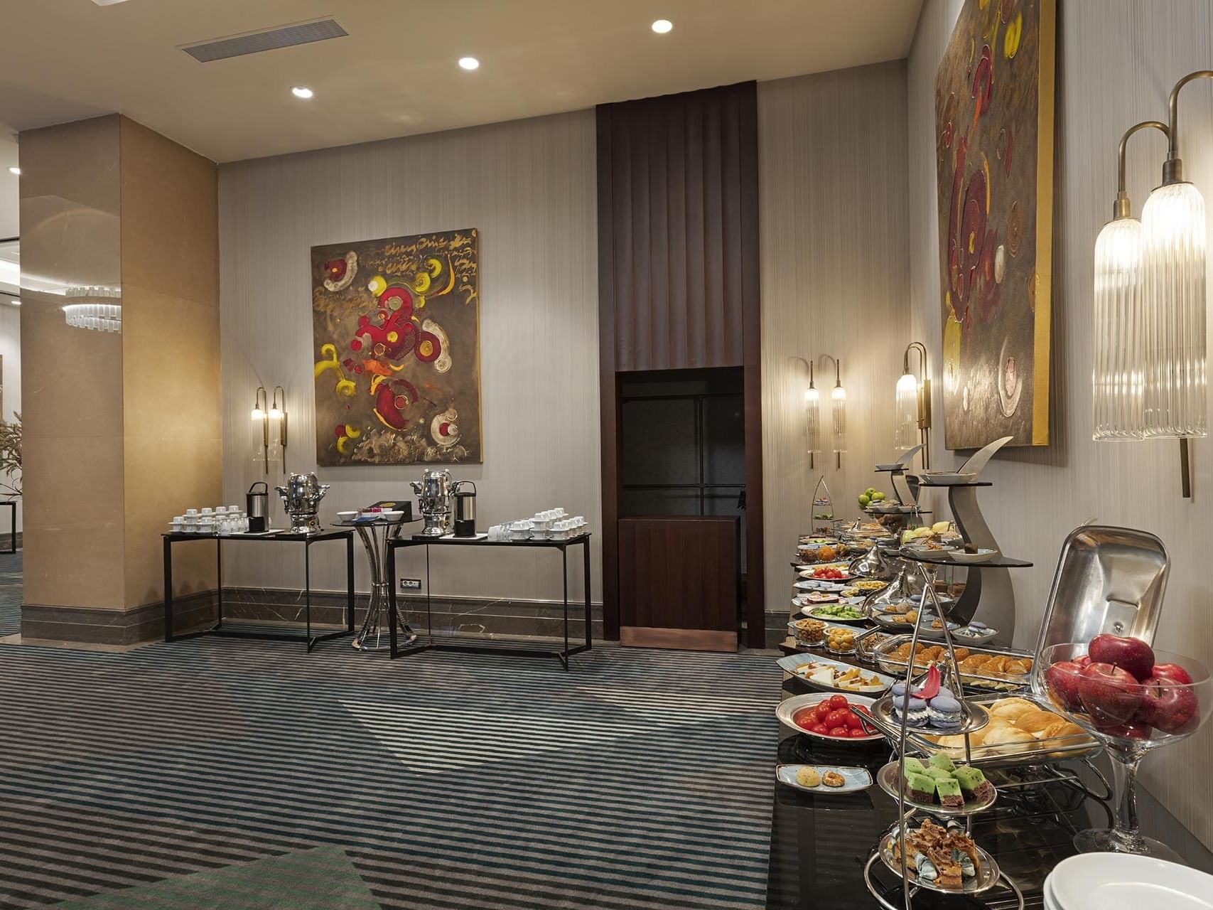  Titanic Business Kartal’ın Titanic Coffee alanında, özenle hazırlanmış büfede birbirinden lezzetli yiyecek çeşitleri sunulmaktadır.