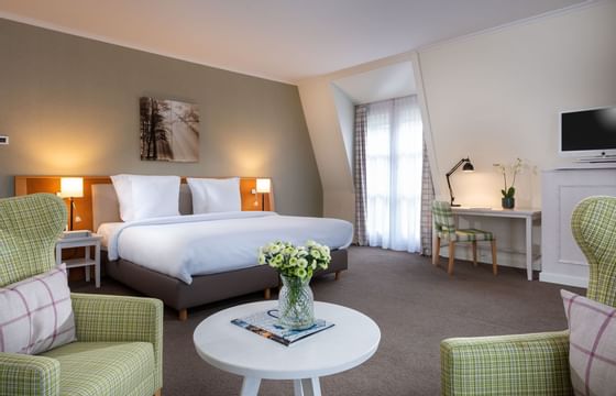 Bed & furniture in Junior Suite at Precise Resort Bad Saarow