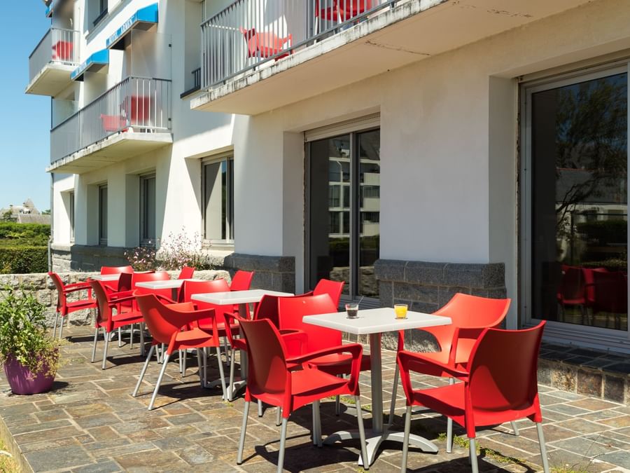 An Outdoor dining area at Hotel Armen Le Triton