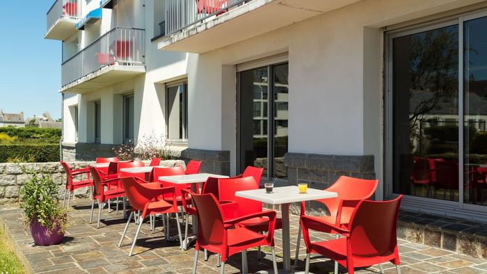 An Outdoor dining area at Hotel Armen Le Triton