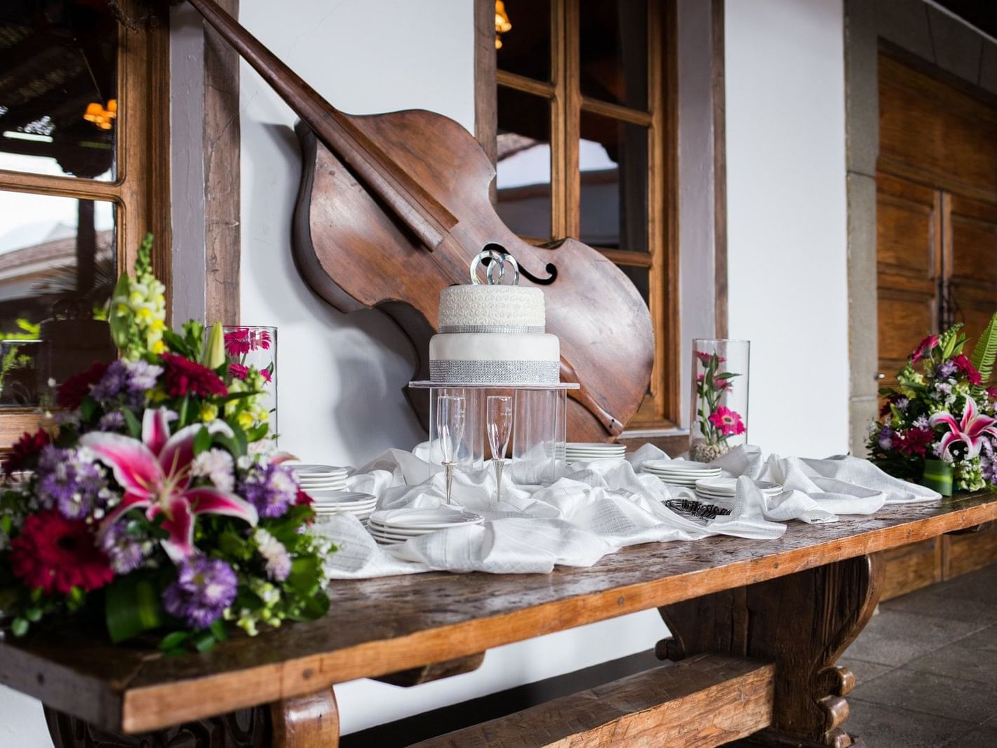 Table with cake, violin sculpture & floral decorations in Landivar at Porta Hotel Antigua