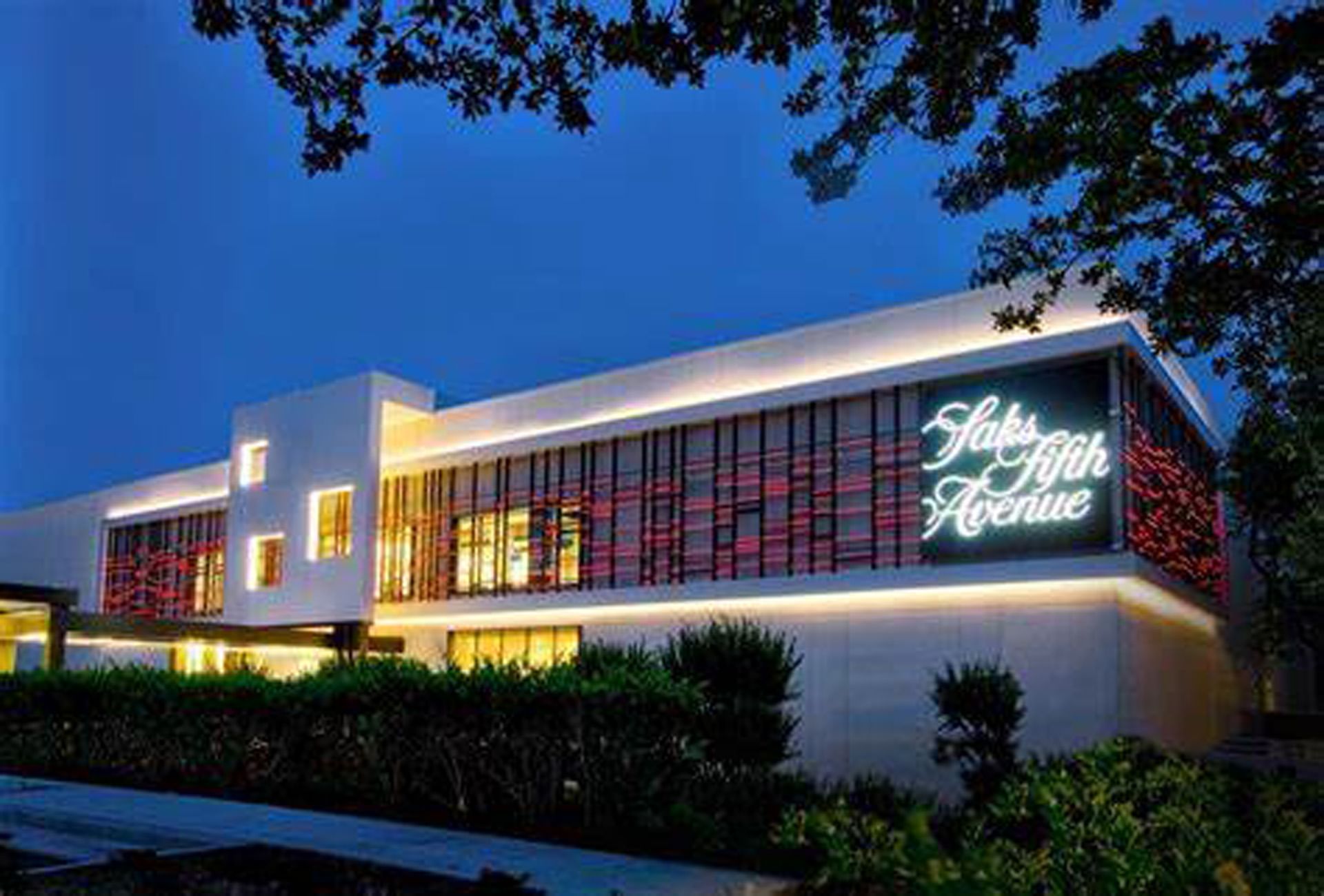 Discover Saks Fifth Avenue | Houston Attractions